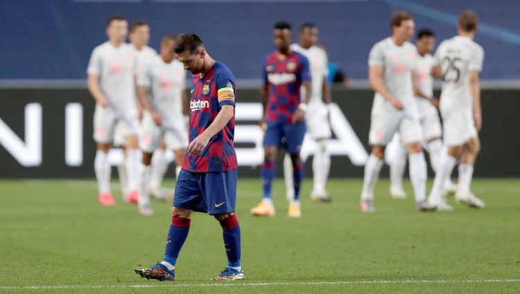 Lionel Messi terpukul setelah Barcelona dibobol Bayern Munchen dalam laga perempatfinal Liga Champions 2019/20, Sabtu (15/08/20) dini hari. Copyright: Manu Fernandez/Pool via Getty Images