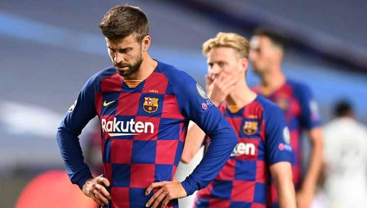 Gerard Pique tertunduk lesu usai Barcelona dibobol Bayern Munchen dalam laga perempatfinal Liga Champions 2019/20, Sabtu (15/08/20) dini hari.