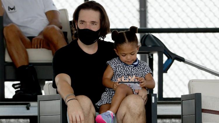 Alexis Ohanian bersama putrinya, Olympia kala menyaksikan laga Serena Williams di Lexington.