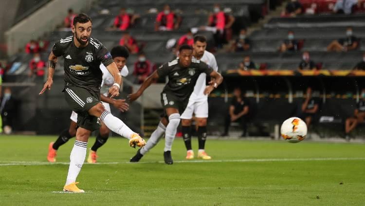 Gelandang Manchester United, Bruno Fernandes, mencetak gol ke gawang Sevilla pada semifinal Liga Europa 2019/20, Senin (17/08/20) dini hari WIB. - INDOSPORT