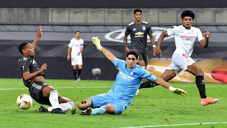 Pemain Manchester United, Anthony Martial, dan kiper Sevilla, Yassine Bounou, di semifinal Liga Europa 2019/20, Senin (17/08/20) dini hari WIB.
