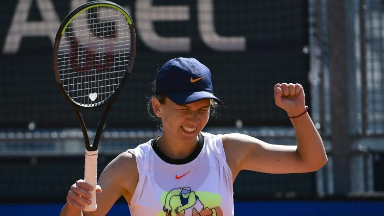 Ekspresi kemenangan Simona Halep usai menumbangkan Elise Mertens dengan skor 6-2, 7-5 di final Praha Terbuka 2020.