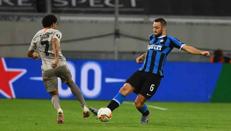 Duel pemain Inter Milan, Stefan de Vrij dengan pemain Shakhtar Donetsk pada semifinal Liga Europa 2019/20.