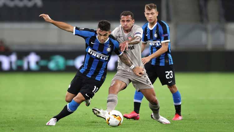 Pemain Inter Milan, Lautaro Martinez berusaha menghindari kejaran pemain Shakhtar Donetsk Alan Patrick.