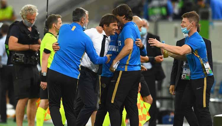 Pelatih Inter Milan, Antonio Conte merayakan kemenangan kontra Shakhtar Donetsk pada semifinal Liga Europa 2019/20, Selasa (18/08/20) dini hari WIB.