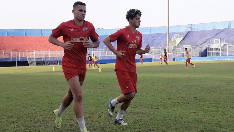 Hugo Guilherme Correa Grillo dan Pedro Henrique Bartoli ikut latihan Arema FC di Stadion Kanjuruhan, Malang, Selasa (18/8/20).