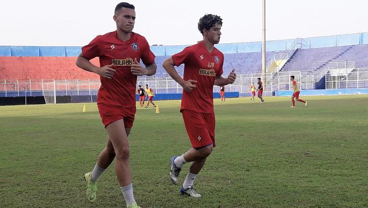 Hugo Guilherme Correa Grillo dan Pedro Henrique Bartoli ikut latihan Arema FC di Stadion Kanjuruhan, Malang, Selasa (18/8/20). - INDOSPORT