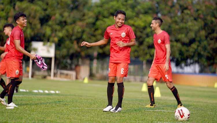 Evan Dimas (tengah) dan Alfath Fathier (kiri) di sela-sela latihan perdana Persija Jakarta di Lapangan PSAU TNI AU, Halim, Rabu (19/08/20). Foto: Khairul Imam/Persija