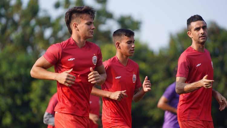 Otavio Dutra (kanan) saat melakukan jogging bersama calon pemain baru asal Brasil, yakni Thiago Apolina Pereira (kiri) dan Maike Henrique Irine De Lima (tengah) pada latihan perdana Persija Jakarta di Lapangan PSAU TNI AU, Halim, Rabu (19/08/20). Foto: Khairul Imam/Persija