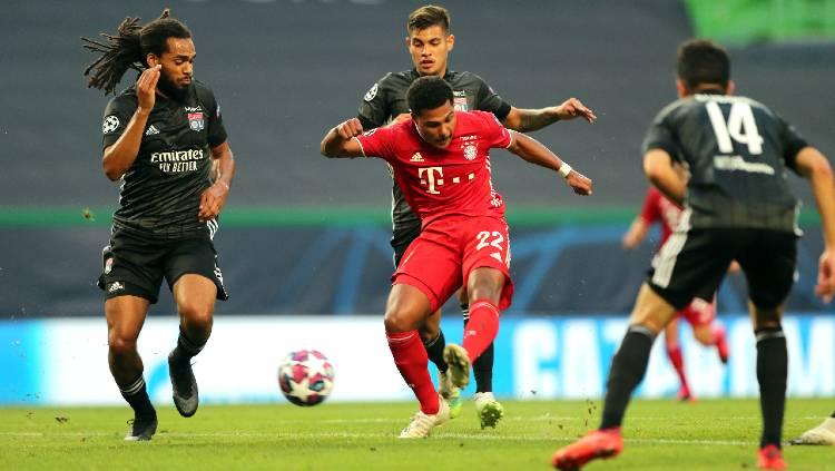 Pemain Bayern Munchen, Serge Gnabry, di antara tiga pemain Lyon pada pertandingan semifinal Liga Champions 2019/20, Kamis (20/08/20) dini hari WIB.