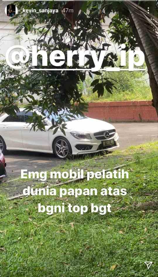 Kevin Sanjaya mengagumi mobil sang pelatih, Herry IP. Copyright: Instagram/Kevin Sanjaya