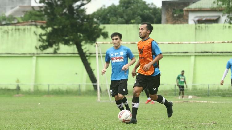 Bek sekaligus kapten PSMS Medan di Liga 2 2020, Syaiful Ramadhan (pakai rompi), saat berlatih di Stadion Kebun Bunga, Medan.