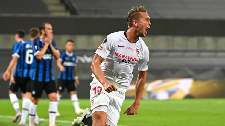 Barcelona membuat kejutan di hari terakhir bursa transfer. Usai memulangkan Antoine Griezmann ke Atletico Madrid, mereka memboyong Luuk de Jong dari Sevilla.