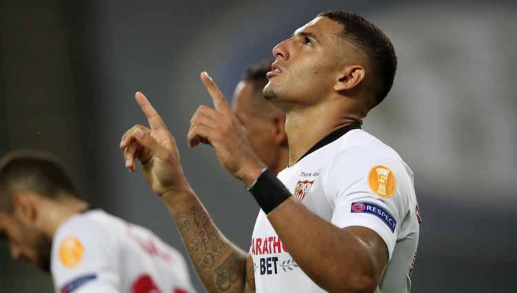 AC Milan lagi-lagi berurusan dengan klub sultan Liga Inggris, Newcastle United. Setelah Sven Botman kini I Rossoneri juga kembali saling sikut demi bek Sevilla, Diego Carlos.