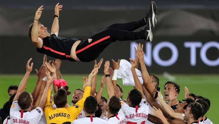 Pelatih Sevilla, Julen Lopetegui, membagikan kebahagiaan menjuarai Liga Europa untuk dua mendiang bintang Sevilla. - INDOSPORT