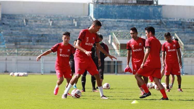 Suasana latihan Madura United.