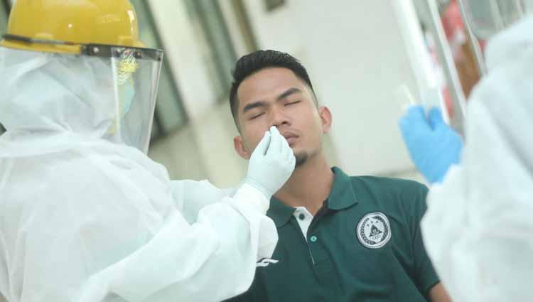 Pemain PSS Sleman menjalani swab test menjelang latihan perdana.