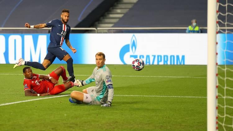 Kiper Bayern Munchen, Manuel Neuer, mengamankan peluang penyerang PSG, Neymar, di final Liga Champions 2019/20, Senin (24/08/20) dini hari WIB. Copyright: Twitter @championsleague