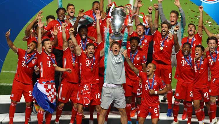 Kiper Bayern Munchen, Manuel Neuer mengangkat trofi Liga Champions.
