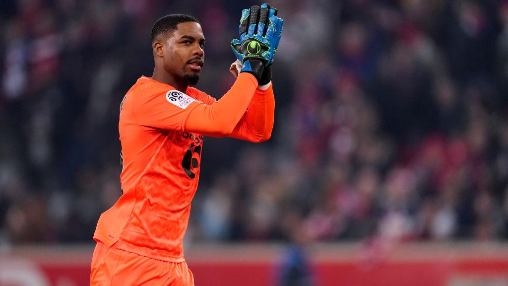 Usai raih kesepakatan dengan kiper Lille, Mike Maignan, AC Milan memburu dua nama lagi dari klub itu yakni winger Jonathan Ikone dan pelatih Christophe Galtier.
