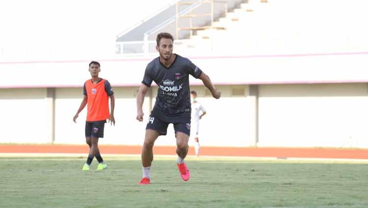 Pemain Persita Tangerang, Eldar Hasanovic saat latihan perdana.