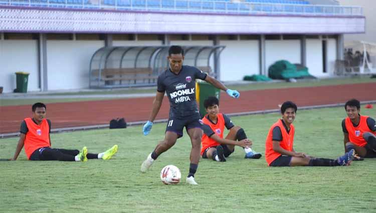 Pemain Persita Tangerang, Muhammad Toha (jersey hitam) saat latihan perdana.