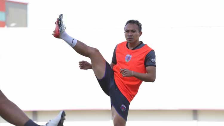 Pemain Persita Tangerang, Redi Rusmawan saat latihan perdana.