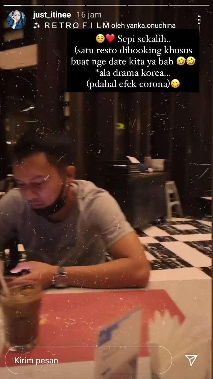 Mohammad Ahsan makan malam romantis bareng sang istri. Copyright: Instagram/Just_itinee