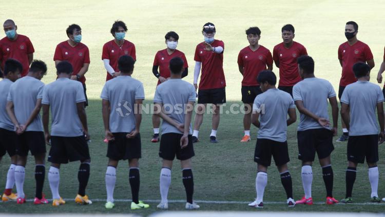 Sebelum memulai latihan, para pemain Timnas Indonesia mendengar arahan dari Shin Tae-yong.