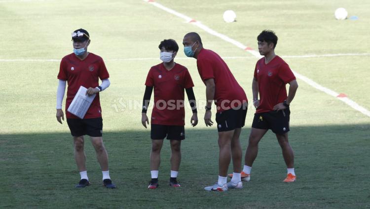 Shin Tae-yong memantau latihan Timnas Indonesia U-19 di Stadion Madya.