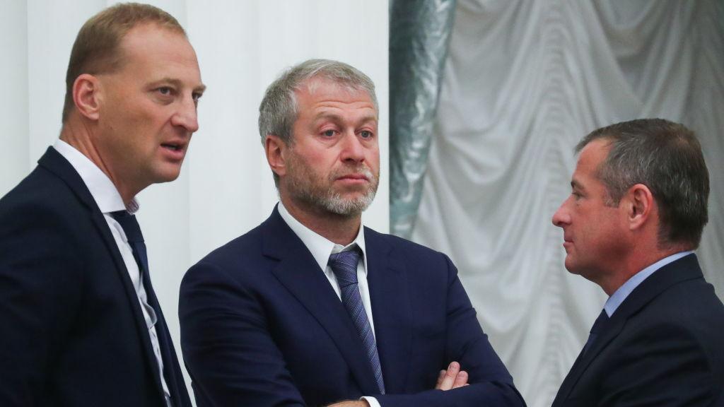 Mantan pemilik Chelsea, Roman Abramovich (tengah). Foto: Sergei Savostyanov\TASS via Getty Images.
