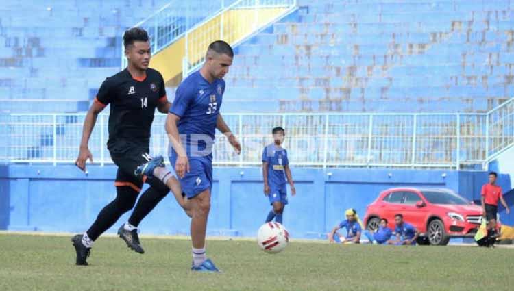 Elias Alderete menyumbang satu gol dlm kemenangan Arema FC 7-0 versus Kaki Mas Dampit. Copyright: Ian Setiawan/INDOSPORT