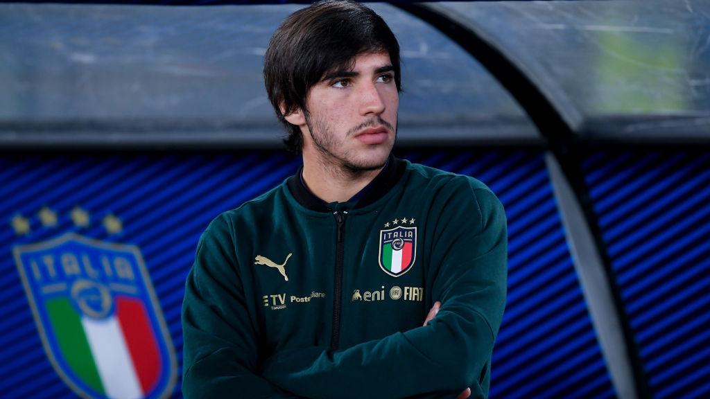 Newcastle United dilaporkan siap membawa AC Milan ke meja hijau terkait kasus judi ilegal yang dilakukan oleh Sandro Tonali.