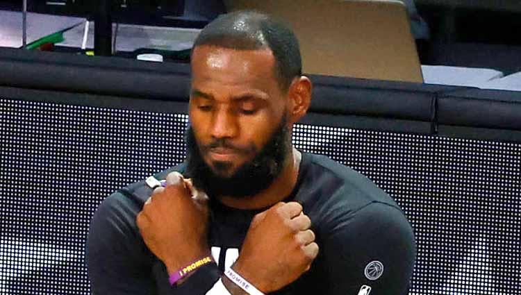 LeBron James melakukan gestur Wakanda Forever untuk mengenang kepergian Chadwick Boseman sebelum laga NBA Portland Trail Blazers vs LA Lakers. - INDOSPORT