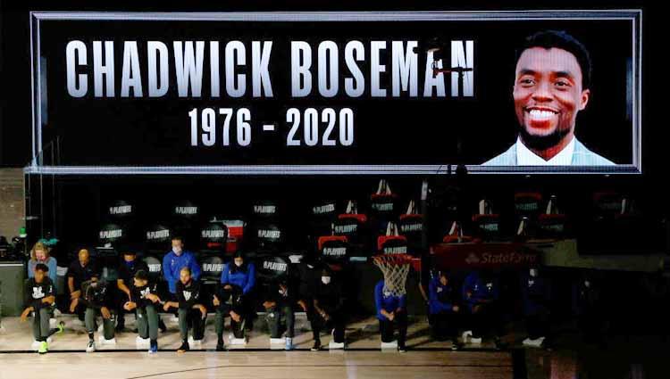 Para pemain Milwaukee Bucks dan Orlando Magic melakukan penghormatan untuk Chadwick Boseman sebelum laga NBA.
