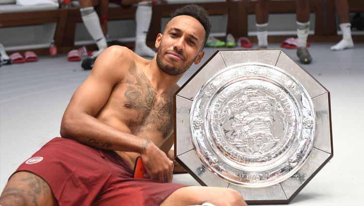 Pemain klub Liga Inggris Arsenal, Pierre-Emerick Aubameyang, menunjukkan sebuah pemandangan unik setelah memenangkan ajang Community Shield.