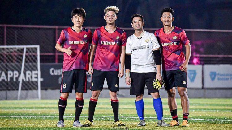Tegar Infantrie (kanan) saat melakukan fun football dengan Raffi Ahmad (putih) di Lapangan Aldiron, Jakarta.