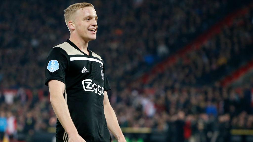 Calon pemain baru Manchester United, Donny Van de Beek, mungkin akan menjadi seorang petani jika dia tidak bertemu legenda Arsenal, Dennis Bergkamp di Ajax.
