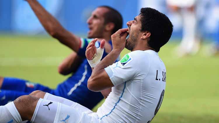 Suarez saat menggigit bahu Chiellini Copyright: Getty images