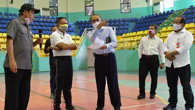 Menpora, Zainudin Amali (kedua kiri) meninjau langsung GOR POPKI Cibubur selaku lokasi acara puncak Hari Olahraga Nasional (Haornas) 2020.
