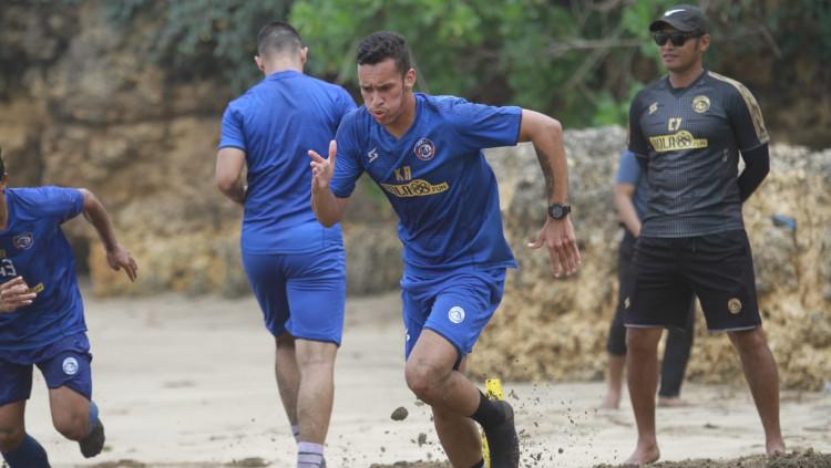 Asisten pelatih Arema FC, Charis Yulianto (kanan) saat memimpin timnya berlatih di pantai.