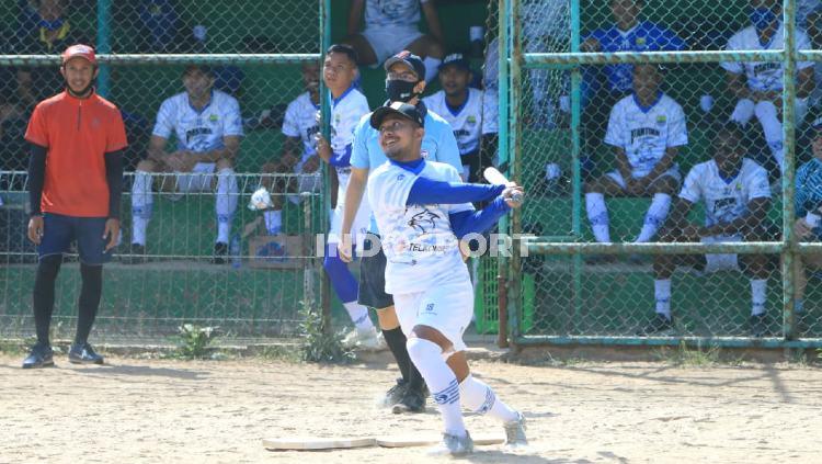 Gelandang Persib, Gian Zola, saat bermain softball di Lapangan Softball Lodaya, Kota Bandung, Selasa (01/09/2020).