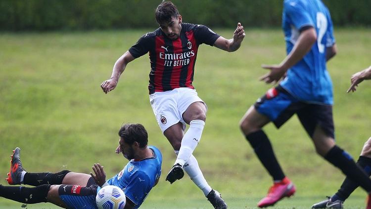 Gelandang AC Milan, Lucas Paqueta, dalam laga uji coba pramusim melawan Novara. - INDOSPORT