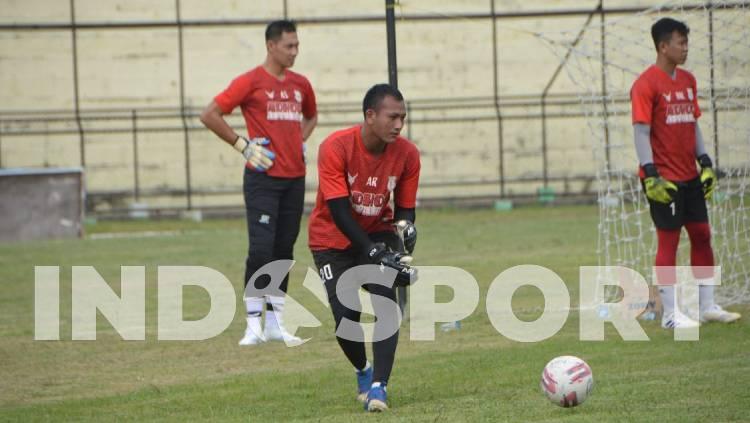 Tiga kiper PSMS Medan, Abdul Rohim (tengah), David Aryanto (kiri) dan Herlian Arif Laksono (kanan).