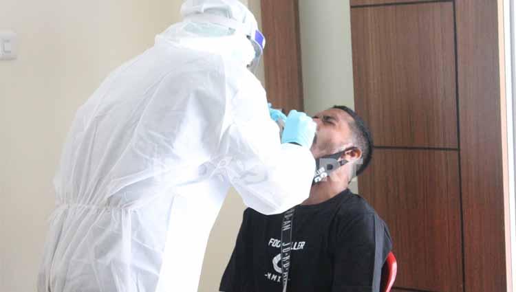 Bek klub Liga 1 PSM Makassar, Hasim Kipuw, menjalani swab test.