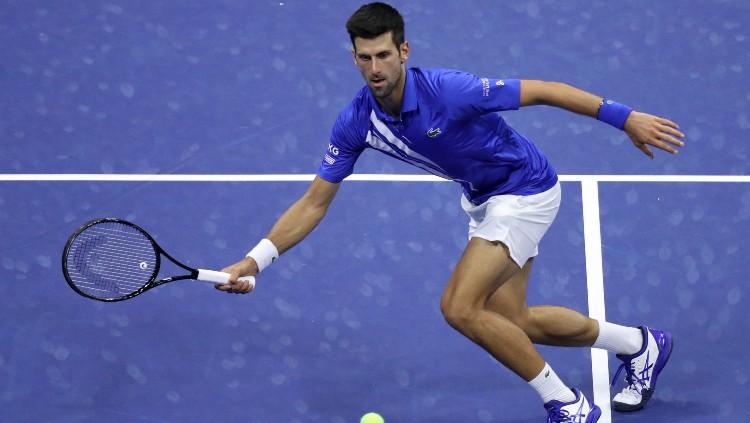 Petenis Novak Djokovic lagi-lagi gagal mengontrol emosinya ketika dia menang atas petenis asa Jerman, Dominik Koepfer di perempatfinal Italia Terbuka. - INDOSPORT