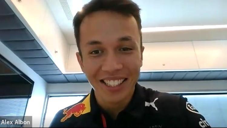Pembalap F1 tim Red Bull Racing, Alex Albon, ketika berbincang dengan INDOSPORT.