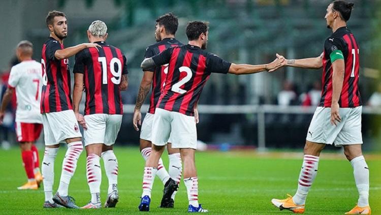 AC Milan merayakan gol ke gawang AC Monza dalam laga uji coba pramusim di Stadion San Siiro, Minggu (06/09/20) dini hari WIB. - INDOSPORT