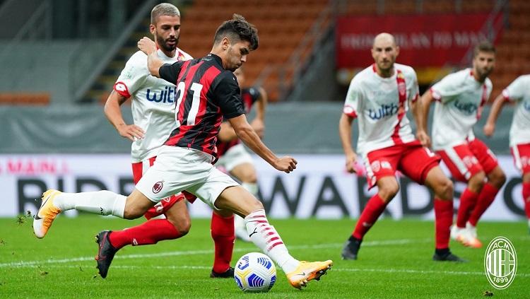 Brahim Diaz beraksi dalam laga uji coba pramusim antara timnya, AC Milan, melawan AC Monza, Minggu (06/09/20). - INDOSPORT