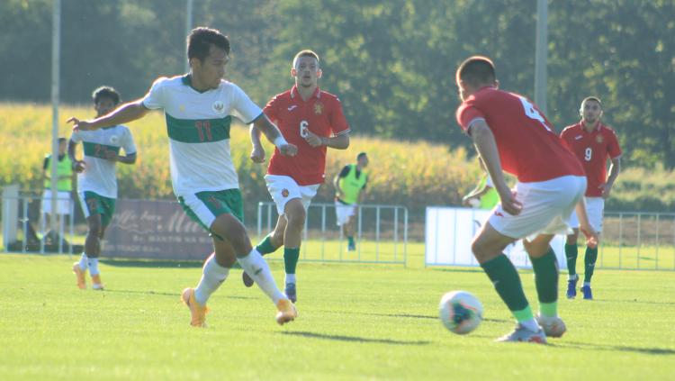 Pemain Timnas U-19, Witan Sulaiman (kiri) saat memberikan umpoan ke rekannya saat laga melawan Bulgaria U-19, Sabtu (05/09/20).